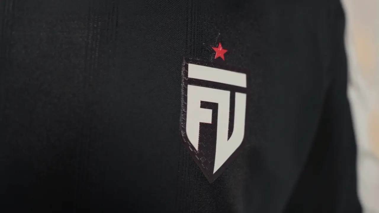 Логотип FUT Esports на футболке