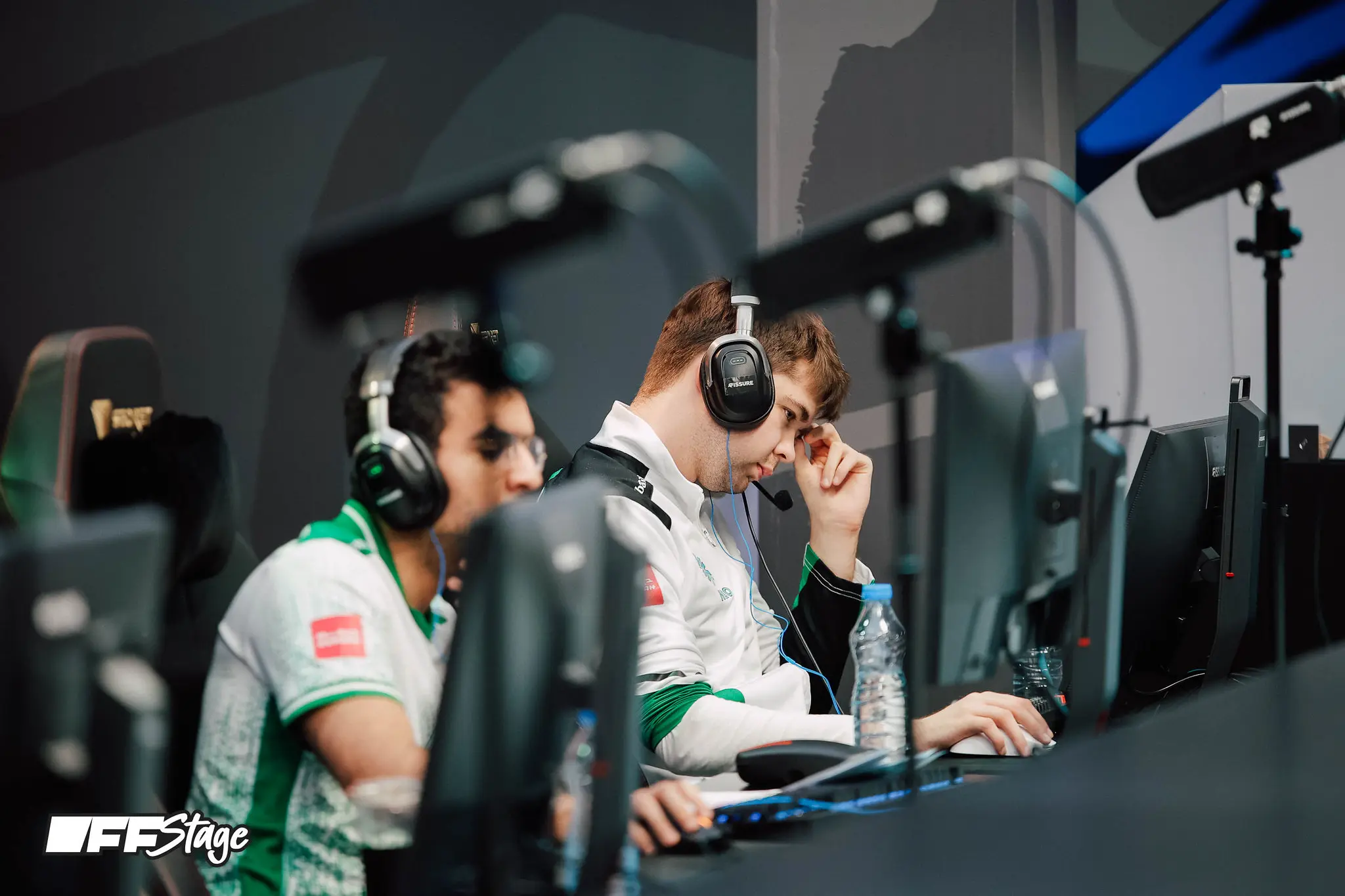 Team Falcons на сцене FISSURE PLAYGROUND 2 — DOTA.