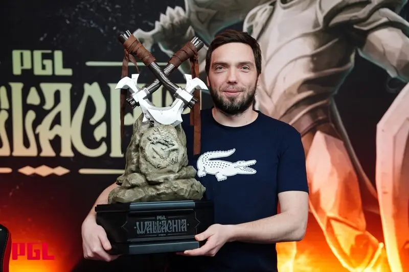 Фото Korb3n с трофеем PGL Wallachia Season 1