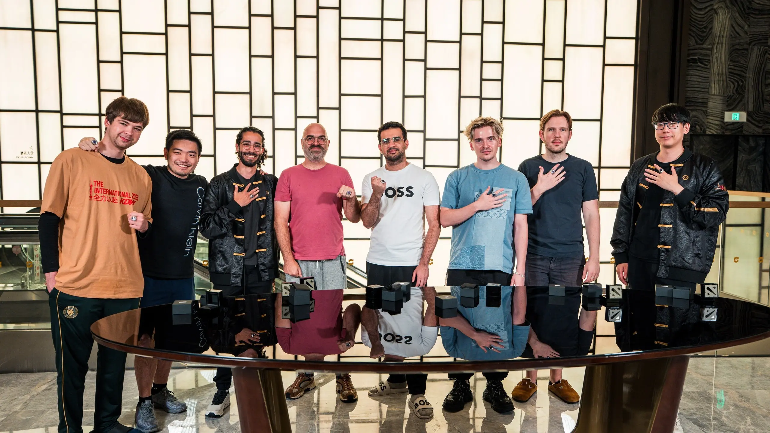 Фото cостава Team Falcons в Шанхае с кольцами чемпионов TI 2025
