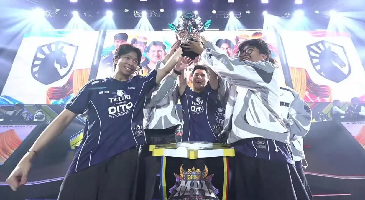 Игроки Team Liquid PH поднимают кубок