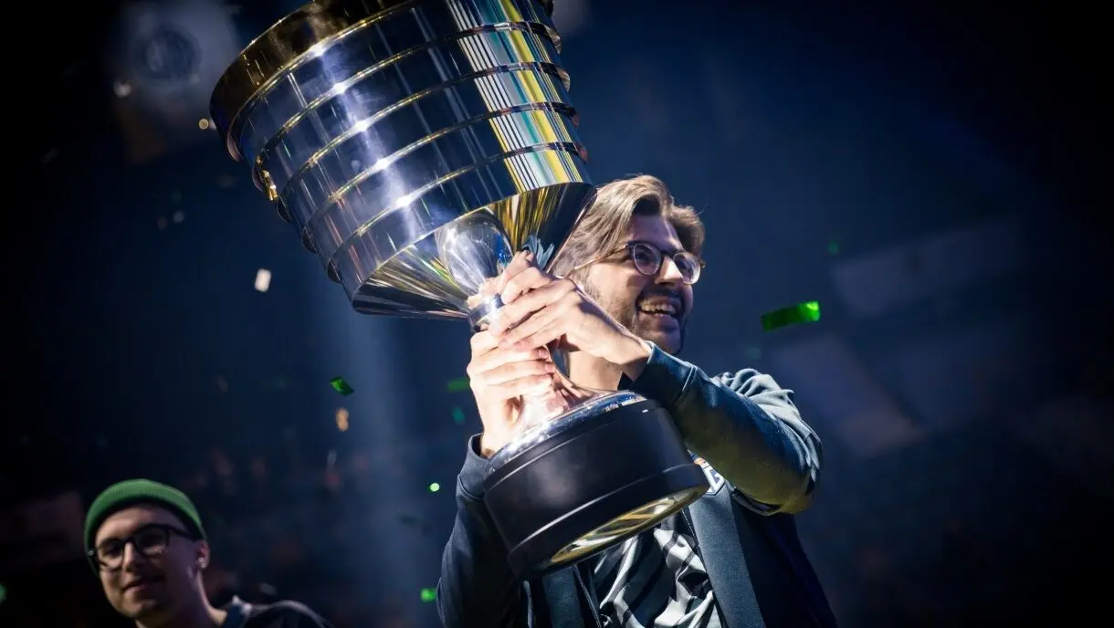 Ceb держит кубок ESL One Stockholm 2022.