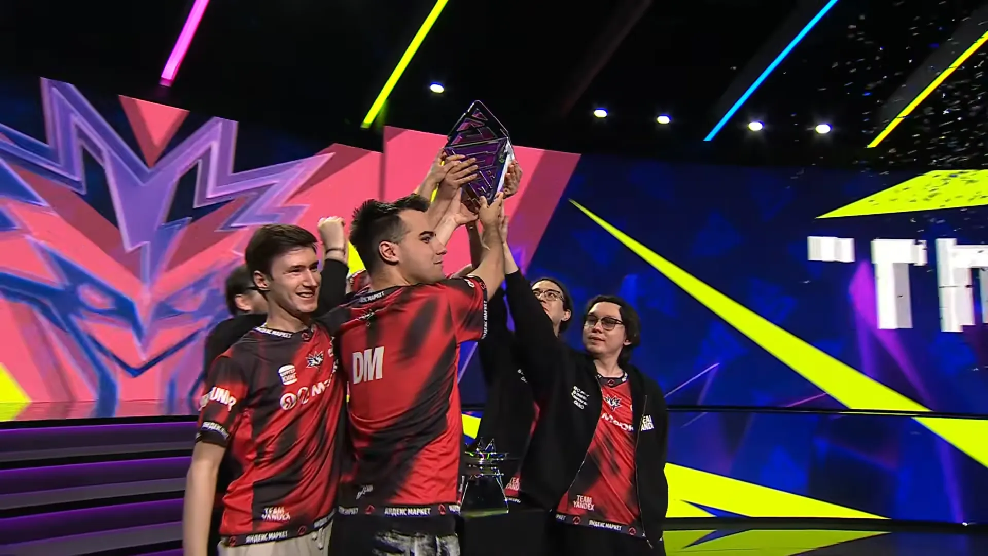 Team Yandex поднимает кубок BLAST Slam VII