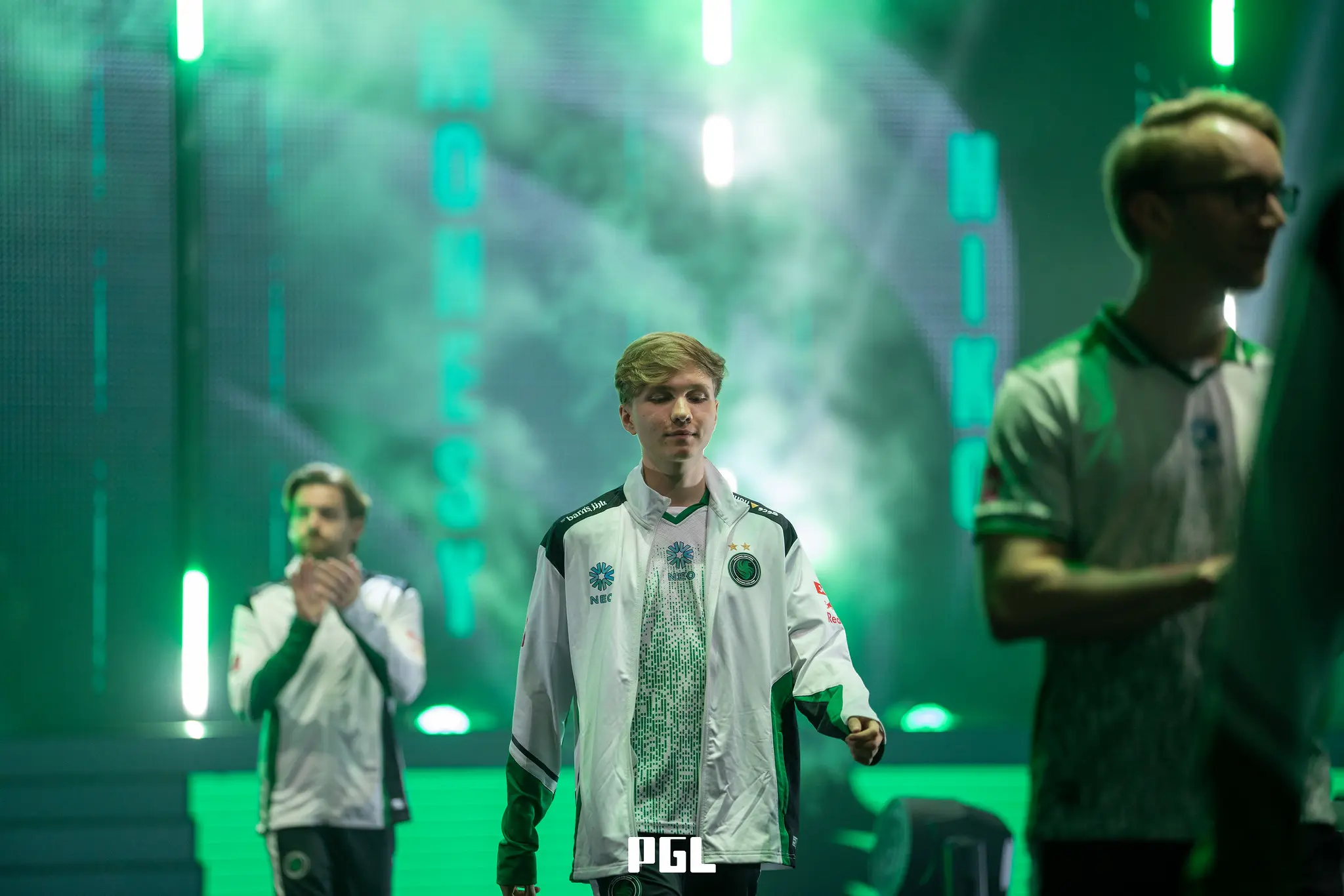 Игроки Team Falcons выходят на сцену.