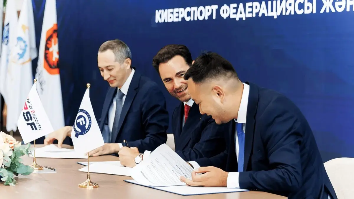 Фото подписи соглашения между федерацией киберспорта Казахстана и IESF