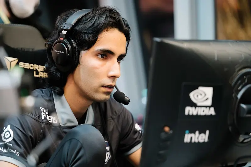 Sumail выступает на сцене The International 2021.