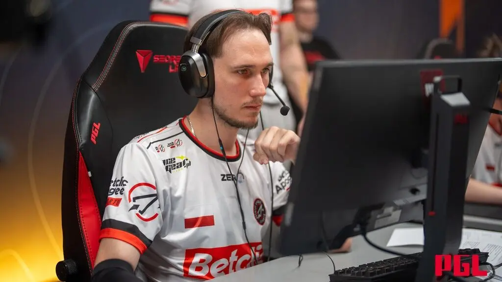 Рифлер Betclic Apogee Esports Войцех «Prism» Зиеба.