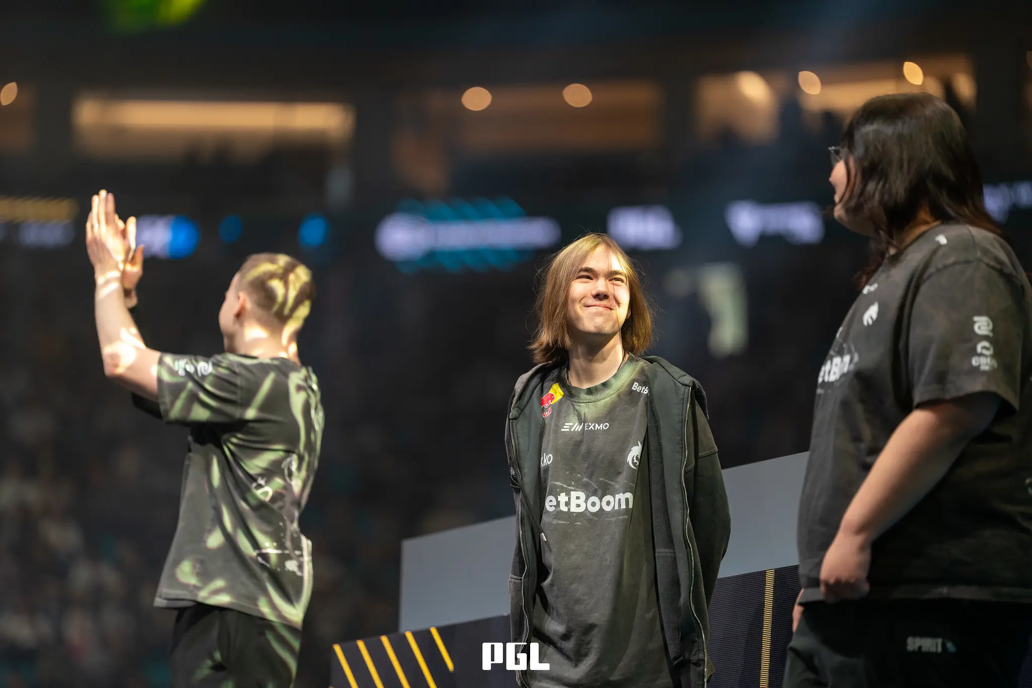 Игроки Team Spirit выходят на сцену.