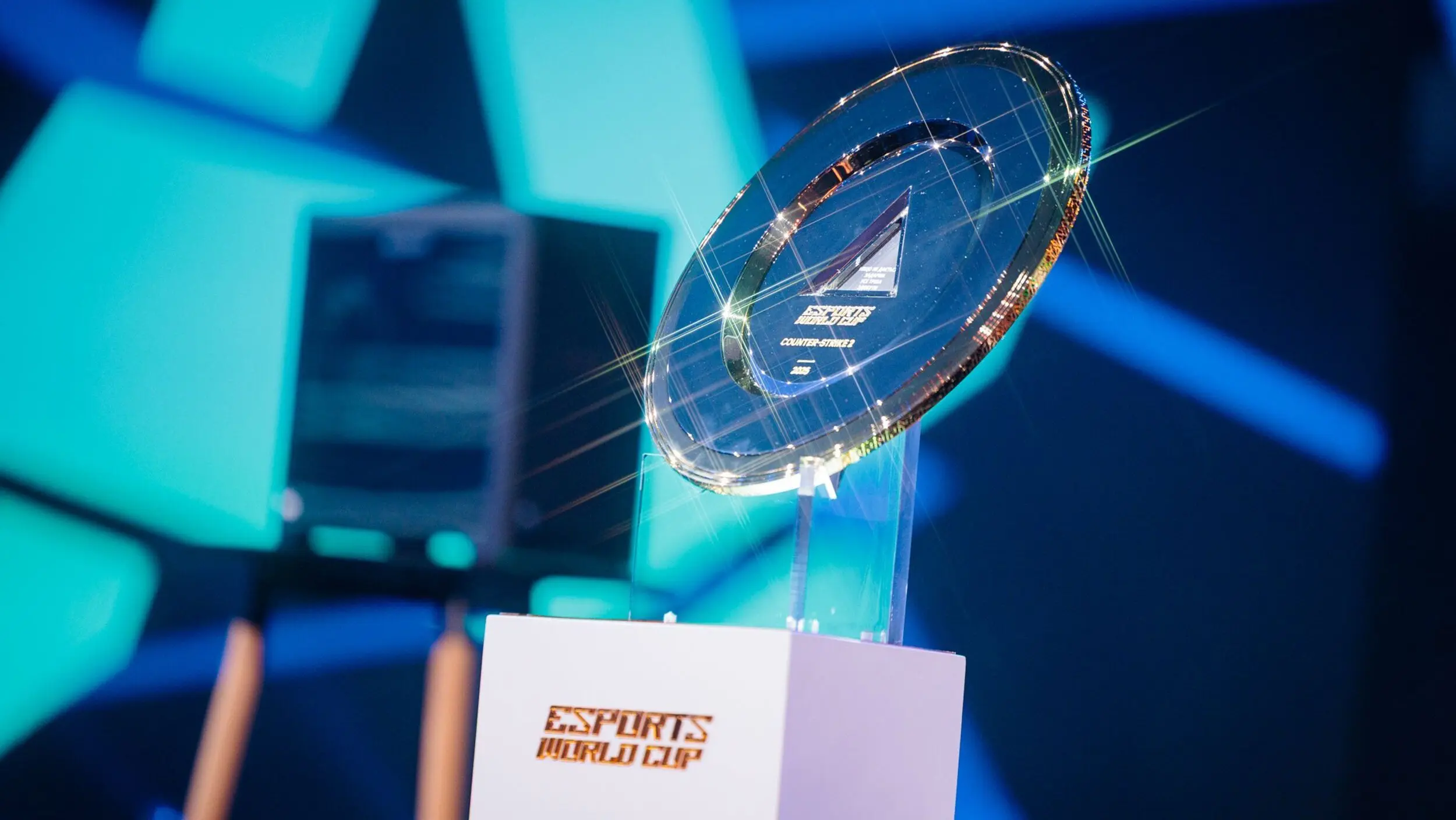 Трофей Esports World Cup по CS2.